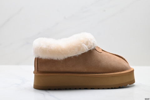 UGG DAKOTA Snow Boots